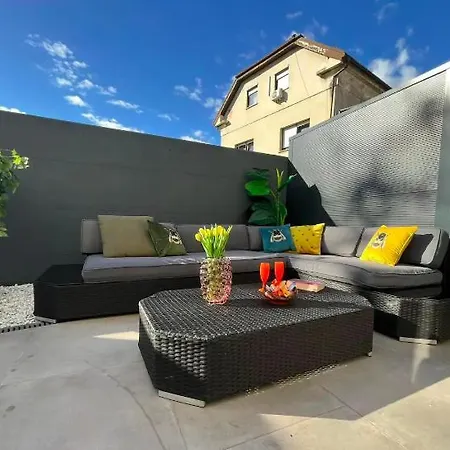 شقة With Patio - Steps Away From Center *