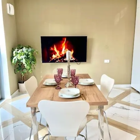 With Patio - Steps Away From Center شقة