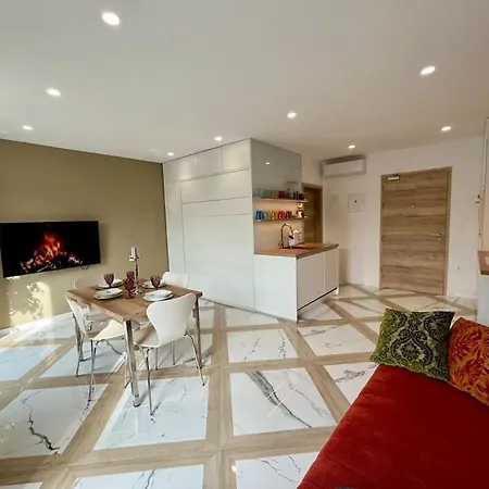 דירה With Patio - Steps Away From Center *