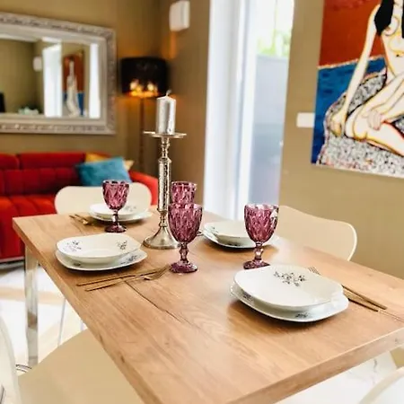 With Patio - Steps Away From Center شقة ليوبليانا