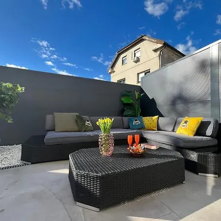 With Patio - Steps Away From Center דירה *