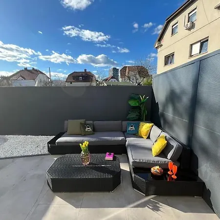 With Patio - Steps Away From Center ليوبليانا