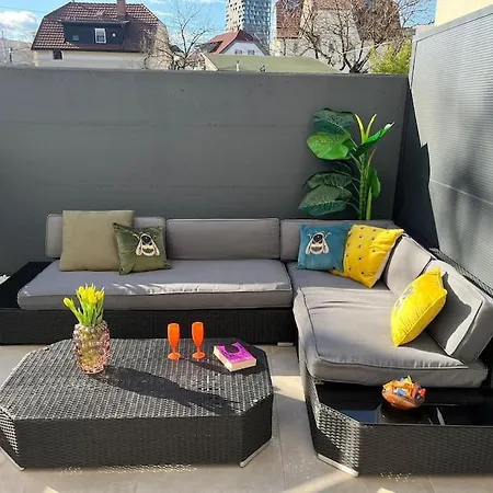 With Patio - Steps Away From Center شقة ليوبليانا