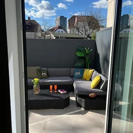 With Patio - Steps Away From Center ليوبليانا