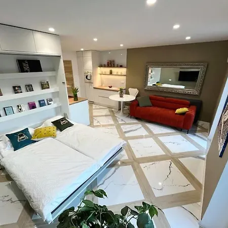 With Patio - Steps Away From Center شقة