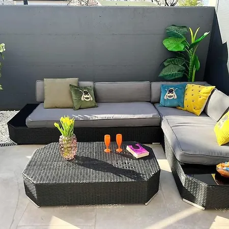 With Patio - Steps Away From Center דירה לובליאנה