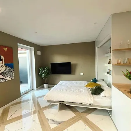 With Patio - Steps Away From Center ليوبليانا