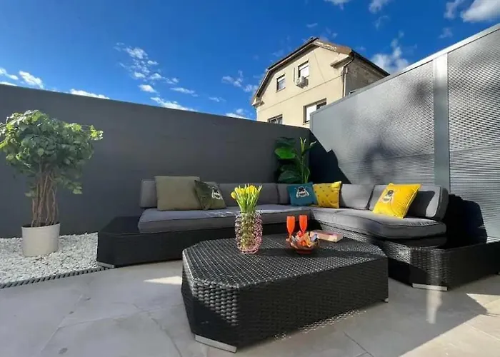 Apartment With Patio - Steps Away From Center