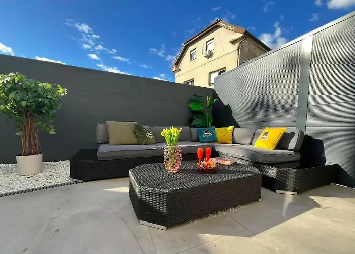 Apartamento With Patio - Steps Away From Center *