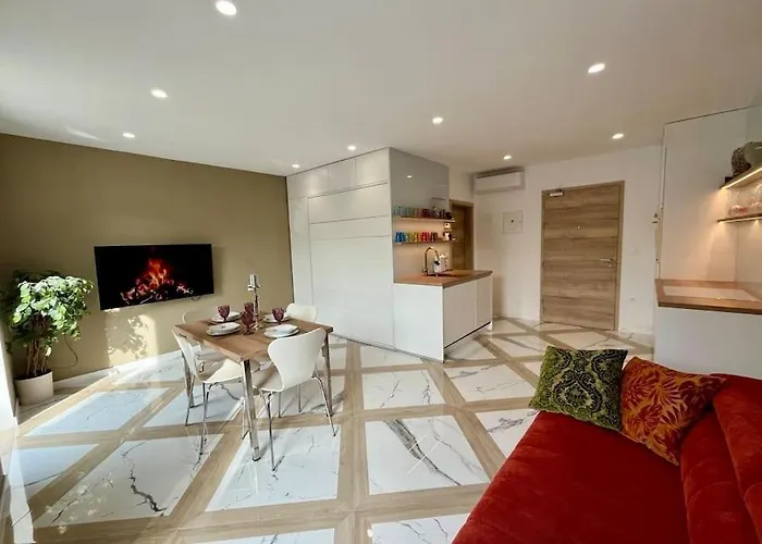 Apartment With Patio - Steps Away From Center *