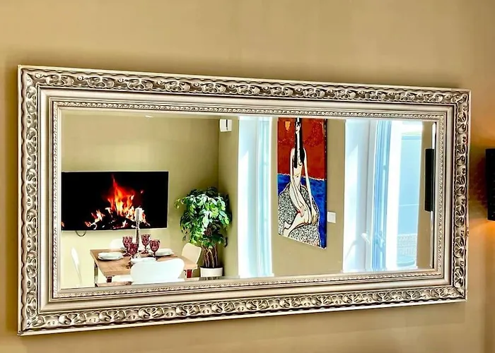 Apartment With Patio - Steps Away From Center *