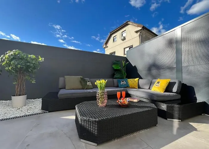 With Patio - Steps Away From Center Apartamento *