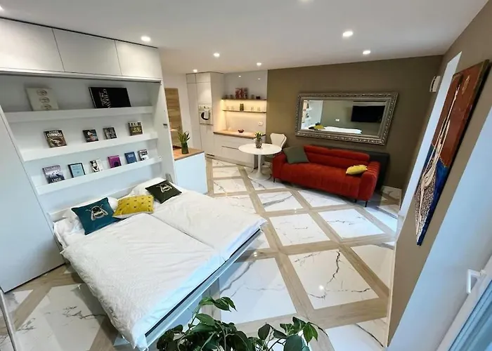 With Patio - Steps Away From Center Apartamento