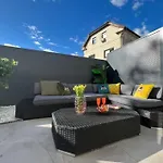 Apartma With Patio - Steps Away From Center