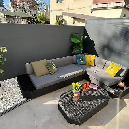 With Patio - Steps Away From Center 류블랴나