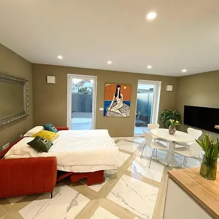 아파트 With Patio - Steps Away From Center *