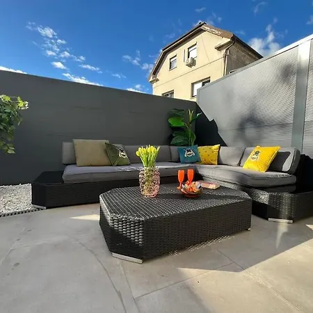 With Patio - Steps Away From Center 아파트